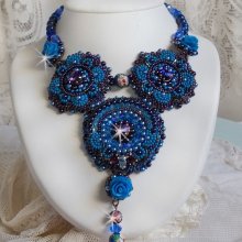 Plastron Roses Bleues Royales avec des cristaux de Swarovski et des rocailles